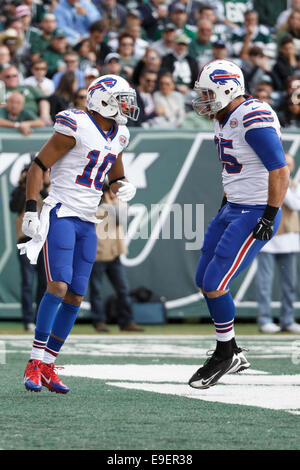 East Rutherford, NJ, USA. 26. Oktober 2014. Buffalo Bills Wide Receiver Robert Woods (10) feiert seine Touchdown mit Tight-End Lee Smith (85) während die NFL-Spiel zwischen den Miami Dolphins und die New York Jets MetLife Stadium in East Rutherford, New Jersey. Die Rechnungen gewann 43-23. Bildnachweis: Cal Sport Media/Alamy Live-Nachrichten Stockfoto