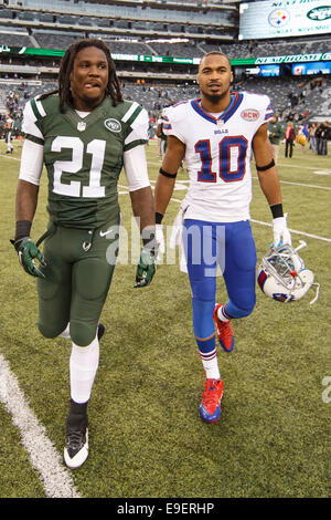 East Rutherford, NJ, USA. 26. Oktober 2014. New York Jets zurück laufen, Chris Johnson (21) und Buffalo Bills Wide Receiver geht Robert Woods (10) zusammen im Anschluss an die NFL-Spiel zwischen den Miami Dolphins und die New York Jets MetLife Stadium in East Rutherford, New Jersey. Die Rechnungen gewann 43-23. Bildnachweis: Cal Sport Media/Alamy Live-Nachrichten Stockfoto
