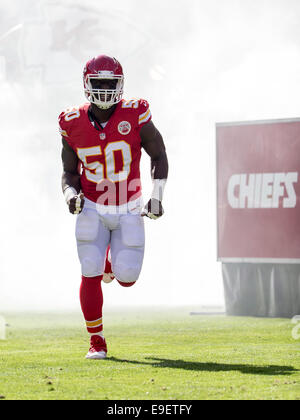 Kansas City, Missouri, USA. 26. Oktober 2014. Kansas City Chiefs außerhalb Linebacker Justin Houston (50) wird vor dem NFL-Spiel zwischen den St. Louis Rams und die Kansas City Chiefs im Arrowhead Stadium in Kansas City, Missouri eingeführt. Die Häuptlinge besiegt die Rams 34-7. © Csm/Alamy Live-Nachrichten Stockfoto