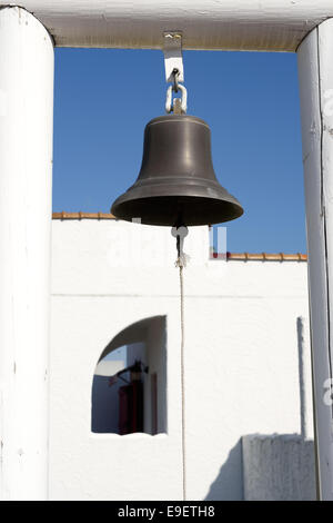 Bronzeglocke hängen hölzerne Säule Stockfoto