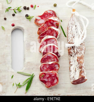 Platte mit Salami und Kräuter Stockfoto