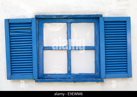 klassische Holz-Fenster auf die weiße Wand mit verwittertem Holz Verschluss Stockfoto