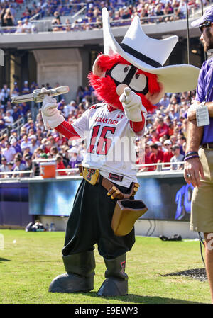 25. Oktober 2014:. Texas Tech Maskottchen, Raider Red in Aktion von der NCAA Football-Spiel zwischen den Texas Tech Red Raiders und die TCU gehörnte Frösche im Amon G. Carter Stadium in Fort Worth, Texas. Stockfoto