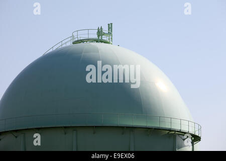 Industrielle Stahltank vor blauem Himmel, Nahaufnahme Stockfoto