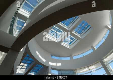 Nach oben auf ein Oberlicht im Getty Center in Los Angeles. Stockfoto