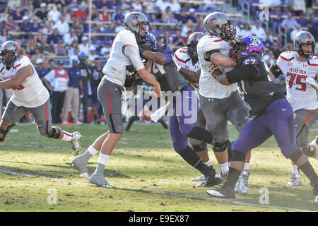 25. Oktober 2014:. Texas Tech Red Raiders Quarterback Davis Webb (7) wird von TCU Horned Frogs defensive End Josh Carraway (94) ...von eine NCAA Football-Spiel zwischen den Texas Tech Red Raiders und die TCU gehörnte Frösche im Amon G. Carter Stadium in Fort Worth in Texas getroffen. Stockfoto