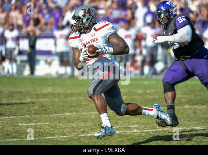 25. Oktober 2014:. Texas Tech Red Raiders Runningback Kenny Williams (34) fängt einen Pass für eine erste down.of eine NCAA Football-Spiel zwischen den Texas Tech Red Raiders und die TCU Horned Frogs im Amon G. Carter Stadium in Fort Worth, Texas. Stockfoto