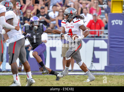 25. Oktober 2014:. Texas Tech Red Raiders Wide Receiver Bradley Marquez (4) fängt einen Pass für eine kurze gain.of ein NCAA Football-Spiel zwischen den Texas Tech Red Raiders und die TCU Horned Frogs im Amon G. Carter Stadium in Fort Worth, Texas. Stockfoto