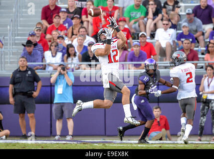 25. Oktober 2014:. Texas Tech Red Raiders Wide Receiver Ian Sadler (12) fängt einen Pass in die 10 yd von der NCAA Football-Spiel zwischen den Texas Tech Red Raiders und die TCU Horned Frogs im Amon G. Carter Stadium in Fort Worth, Texas. Stockfoto