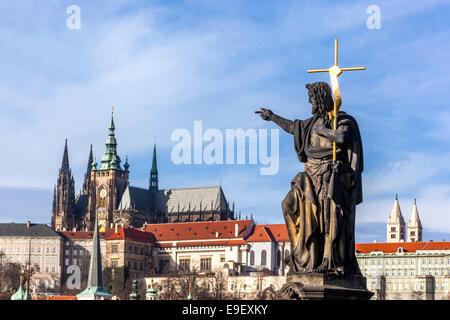 Statue des Heiligen Johannes des Täufers, der Karlsbrücke, Prag, Tschechische Republik Stockfoto