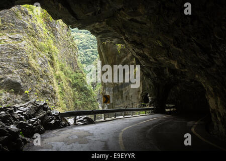 Kleine Straße, steile Felsen und Tiefe und schmale Schlucht gegraben in Fels am schlucken Grotte (Yanzikou) im Taroko National Park in Taiwan Stockfoto