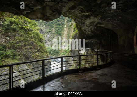 Steile Felsen, tiefe Schlucht, Fußweg und kleine Straße gegraben in Fels am schlucken Grotte (Yanzikou) im Taroko National Park in Taiwan Stockfoto