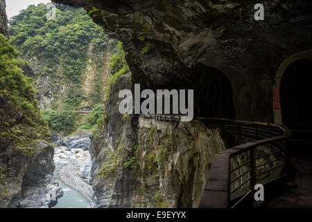 Steile Felsen, tiefe Schlucht, Fluss und kleine Straße gegraben am Rande des Felsens an schlucken Grotte (Yanzikou) im Taroko National Park Stockfoto