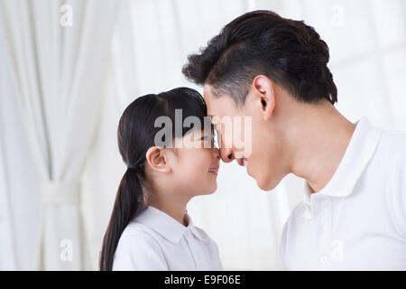 Vater und Tochter Kopf an Kopf Stockfoto