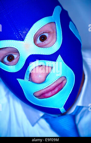 ein Mann gekleidet im Lucha Libre mexikanischen Wrestlingmaske Stockfoto