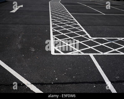 Gehweg oder Fußweg mit Verkehrspfeilrichtung auf Asphalt in Großbritannien Stockfoto