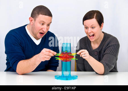 ein paar spielen klassischen Kinder der Titelfigur in dieses lustige Komödie-Foto Stockfoto