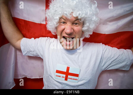 ein englischer Fußball-Fan verzichtet auf eine St Georges mit einem weißen Perücke und t Shirt Flagge Stockfoto