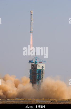 Jiuquan, Chinas Provinz Gansu. 27. Oktober 2014. Eine lange 2. März C Trägerrakete, die Durchführung der experimentellen Satellit Shijian-11-08 fährt die Startrampe um die Jiuquan Satellite Launch Center in Jiuquan, Nordwesten Chinas Provinz Gansu, 27. Oktober 2014. Der Satellit Shijian-11-08 um 14:59 Montag vom Jiuquan gestartet war, wird für wissenschaftliche Experimente im Raum verwendet werden. Der Start ist den 197. Flug der Baureihe Rakete langer Marsch. Bildnachweis: Li Xiang/Xinhua/Alamy Live-Nachrichten Stockfoto