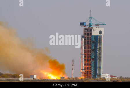 Jiuquan, Chinas Provinz Gansu. 27. Oktober 2014. Eine lange 2. März C Trägerrakete, die Durchführung der experimentellen Satellit Shijian-11-08 fährt die Startrampe um die Jiuquan Satellite Launch Center in Jiuquan, Nordwesten Chinas Provinz Gansu, 27. Oktober 2014. Der Satellit Shijian-11-08 um 14:59 Montag vom Jiuquan gestartet war, wird für wissenschaftliche Experimente im Raum verwendet werden. Der Start ist den 197. Flug der Baureihe Rakete langer Marsch. Bildnachweis: Li Xiang/Xinhua/Alamy Live-Nachrichten Stockfoto