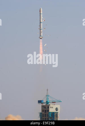 Jiuquan, Chinas Provinz Gansu. 27. Oktober 2014. Eine lange 2. März C Trägerrakete tragen die Shijian-11-08 Versuchssatelliten zieht vom Jiuquan Satellite Launch Center in Jiuquan, Nordwesten Chinas Provinz Gansu, 27. Oktober 2014. Der Satellit Shijian-11-08 um 14:59 Montag vom Jiuquan gestartet war, wird für wissenschaftliche Experimente im Raum verwendet werden. Der Start ist den 197. Flug der Baureihe Rakete langer Marsch. Bildnachweis: Li Xiang/Xinhua/Alamy Live-Nachrichten Stockfoto