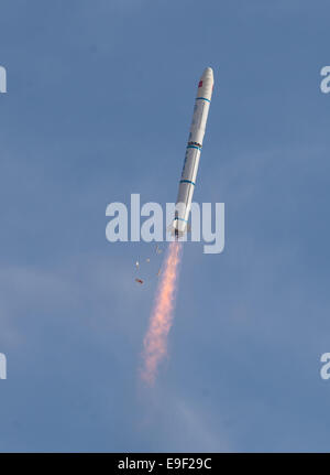 Jiuquan, Chinas Provinz Gansu. 27. Oktober 2014. Eine lange 2. März C Trägerrakete tragen die Shijian-11-08 Versuchssatelliten zieht vom Jiuquan Satellite Launch Center in Jiuquan, Nordwesten Chinas Provinz Gansu, 27. Oktober 2014. Der Satellit Shijian-11-08 um 14:59 Montag vom Jiuquan gestartet war, wird für wissenschaftliche Experimente im Raum verwendet werden. Der Start ist den 197. Flug der Baureihe Rakete langer Marsch. Bildnachweis: Li Xiang/Xinhua/Alamy Live-Nachrichten Stockfoto