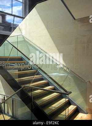 Schwarze kulturelle Archive (BCA), London, Vereinigtes Königreich. Architekt: Pringle Richards Sharratt Ltd, 2014. Innenansicht des staircas Stockfoto