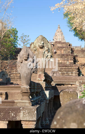 Nagas auf den Balustraden des ersten Naga Brücke von Prasat Hin Phanom Rung Tempels, Phanom Rung Geschichtspark, Thailand Stockfoto