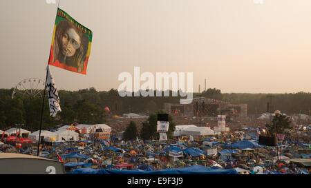 KOSTRZYN NAD ODRA, Polen - 2. August 2014: Festival Przystanek Woodstock - Blick auf den Campingplatz und Festival-Szene entfernt. Przys Stockfoto