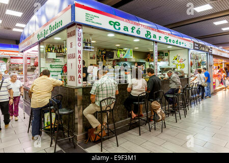 Cafe im Inneren der Mercat De L'Olivar, Palma De Mallorca, Spanien Stockfoto