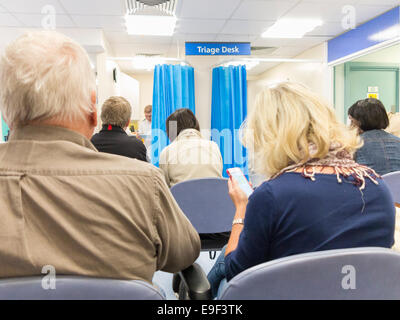 Wartezimmer beim NHS Health Center in London, England Stockfoto