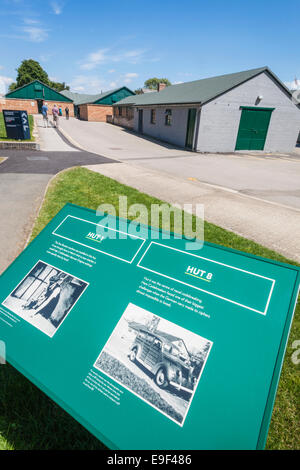 England, Buckinghamshire, Milton Keynes, Bletchley Park, Hütten und Infotafel Stockfoto