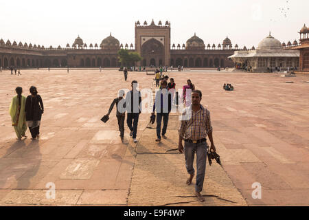 Menschen verlassen nach dem Besuch der Grabstätte von Shaikh Salim Chrishti, Jama Masjid, Fatehpur Sikri, Uttar Pradesh, Indien Stockfoto