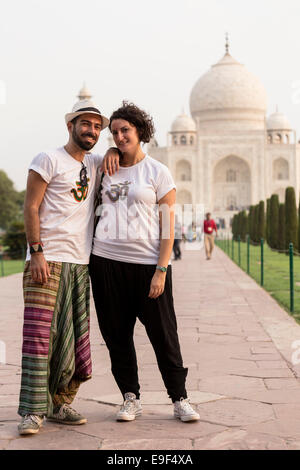 Mann und Frau lächelnd an den Taj Mahal, Agra, Uttar Pradesh, Indien Stockfoto