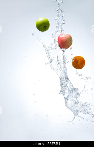 Obst im Wasser Stockfoto