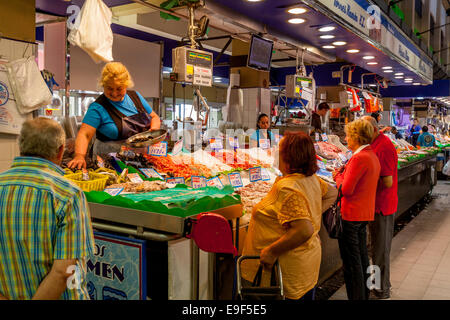 Menschen kaufen Fisch, Mercat De L'Olivar, Palma De Mallorca, Spanien Stockfoto