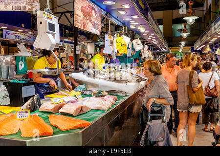 Menschen kaufen Frischfisch, Mercat De L'Olivar, Palma De Mallorca, Spanien Stockfoto