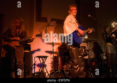 Eine Glam-Rock David Bowie Tribute-Band führen das gesamte "Ziggy Stardust" Album auf einer privaten Party in Wales. Stockfoto