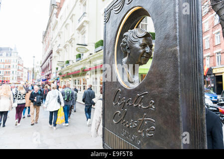 LONDON, UK - 26. Oktober: Agatha Christie Buch geformt Denkmal mit belebten Straße im Hintergrund. Das Bronze-Denkmal wurde enthüllen Stockfoto