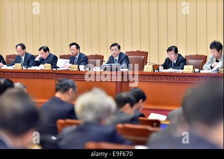 Peking, China. 27. Oktober 2014. Zhang Dejiang (3. R hinten), Vorsitzender des ständigen Ausschusses des nationalen Kongress (NPC) ist, führt den Vorsitz in der 11. Sitzung des 12. NPC ständigen Ausschusses in Peking, China, 27. Oktober 2014. Bildnachweis: Li Tao/Xinhua/Alamy Live-Nachrichten Stockfoto