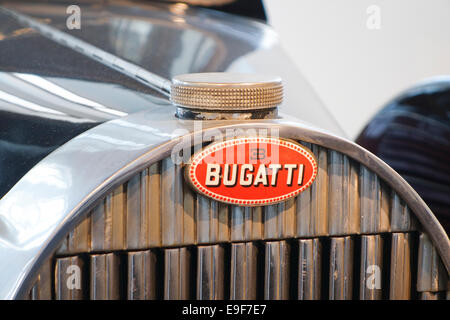 Bugatti Bugatti Classic Car Emblem 1936, 6 Zylinder, 3 Liter, Type 57. im Auto, Automobil Museum von Málaga, Andalusien, Spanien. Stockfoto