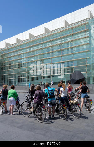 Radtour in Barcelona. Vor das MACBA (Museum für zeitgenössische Kunst von Barcelona). Barcelona. Spanien Stockfoto