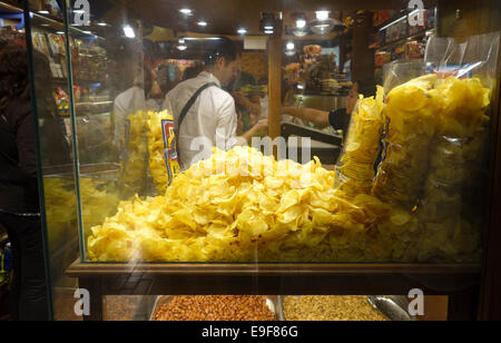 Hausgemachte Kartoffelchips oder Pommes frites Taschen auf dem Display in laden, Geschäft in Málaga, Südspanien. Stockfoto