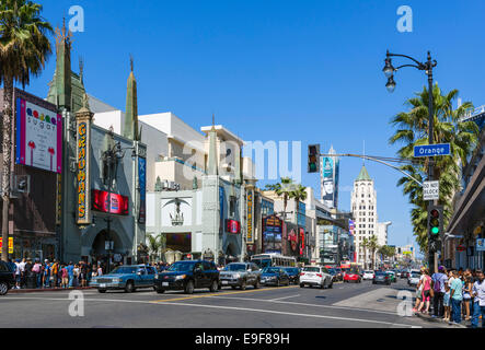 Blick auf Hollywood Boulevard mit TCL Chinese Theatre nach links, Hollywood, Los Angeles, Kalifornien, USA Stockfoto