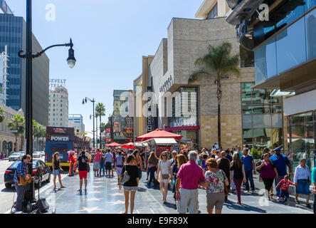 Sehen Sie Hollywood Boulevard außerhalb Hollywood und Highland Center, Hollywood, Los Angeles, Kalifornien, USA Stockfoto