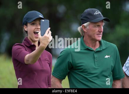 Haikou, China. 26. Oktober 2014. Hollywood-Star Jessica Alba mit ihrem Coach Greg Norman für das Selfie Credit hält: Jayne Russell/Alamy Live News Stockfoto