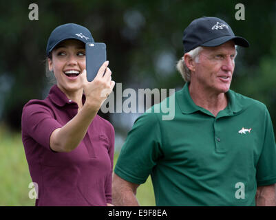 Haikou, China. 26. Oktober 2014. Hollywood-Star Jessica Alba mit ihrem Coach Greg Norman für das Selfie Credit hält: Jayne Russell/Alamy Live News Stockfoto