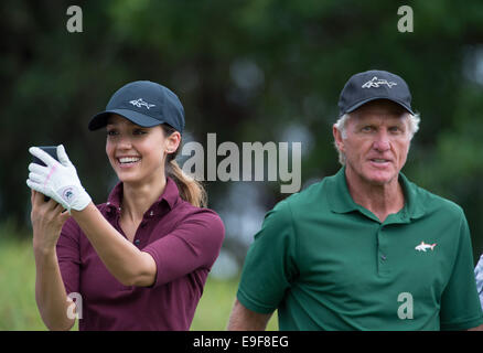 Haikou, China. 26. Oktober 2014. Hollywood-Star Jessica Alba mit ihrem Coach Greg Norman für das Selfie Credit hält: Jayne Russell/Alamy Live News Stockfoto