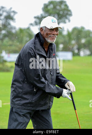 Haikou, China. 26. Oktober 2014. Oscar preisgekrönten Schauspieler Morgan Freeman versucht einige schwingen im Regen. Morgan ging hinaus, um bei starkem Regen zu spielen. Bildnachweis: Jayne Russell/Alamy Live-Nachrichten Stockfoto