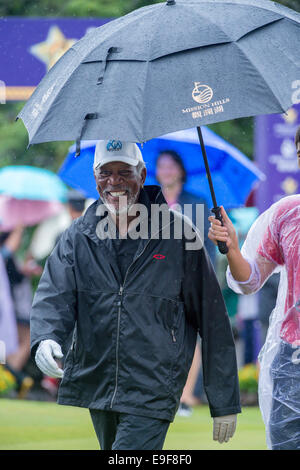 Haikou, China. 26. Oktober 2014. Oscar preisgekrönten Schauspieler Morgan Freeman versucht einige schwingen im Regen. Morgan ging hinaus, um bei starkem Regen zu spielen. Bildnachweis: Jayne Russell/Alamy Live-Nachrichten